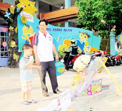 Đồ chơi độc hại “bao vây” trường học