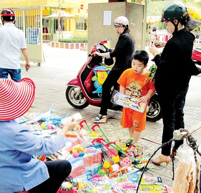 Đồ chơi không có nguồn gốc rõ ràng được bày bán tràn lan trước cổng trường.