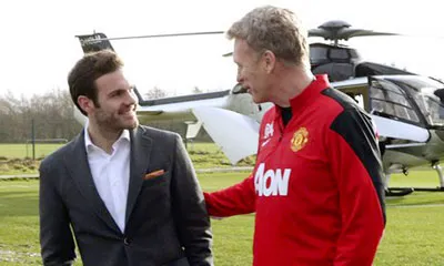 HLV David Moyes chào đón Mata.