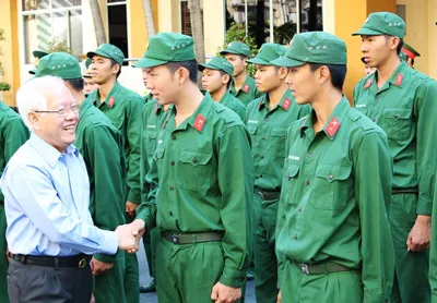 Chủ tịch UBND TPHCM Lê Hoàng Quân thăm hỏi sức khỏe và tặng quà tết cho LLVT trên địa bàn.