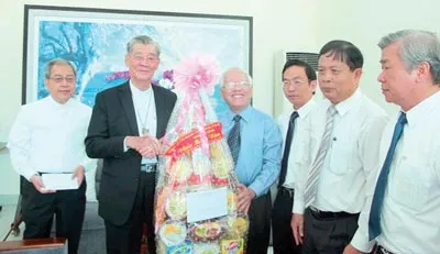 Chủ tịch UBND TPHCM Lê Hoàng Quân và các thành viên trong đoàn chúc tết Hồng y Phạm Minh Mẫn, Tổng Giám mục Tổng Giáo phận TPHCM.