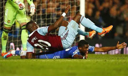 Samue Eto'o đòi phạt đền trong một pha va chạm với Demel của West Ham