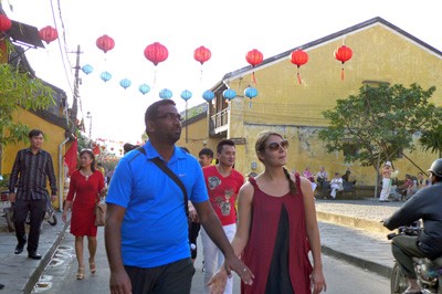 Foreign tourists walk along streets in Hoi An (Photo: SGGP)