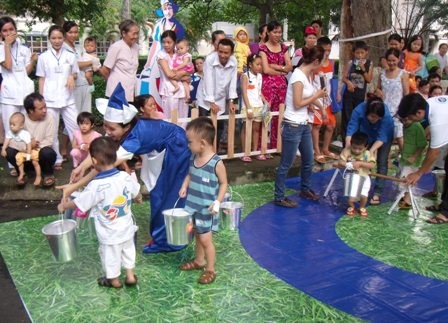 Social work will enhance the quality of the treatment at hospitals. However, many Vietnamese social workers lack a professional touch and their role is still being ignored by most hospitals, said Tran Quy Tuong, deputy director of the Ministry of Health Medical Services Administration.