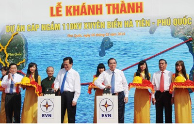 Former Party General Secretary Nong Duc Manh and Prime Minister Nguyen Tan Dung press the button to celebrate completion of 110-kV Ha Tien – Phu Quoc undersea cable system.