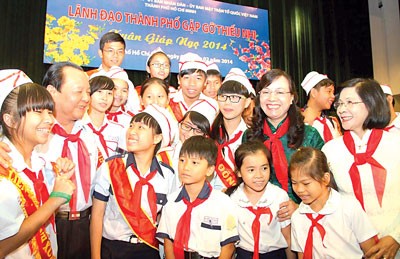 A meeting celebrating lunar New Year between Ho Chi Minh City's leaders and excellent students