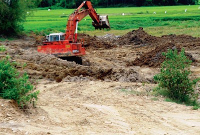 An excavator left after being spotted by local authorities in Dai Nghia Commune, Dai Loc District, Quang Nam Province (Photo: SGGP)