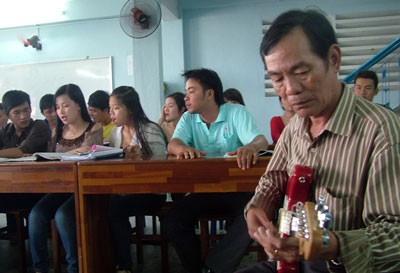 A class of don ca tai tu by People’s Artists Thanh Hai A show of don ca tai tu performed by the HCM City Youth Cutural House’s Don ca tai tu club is organized at Tao Dan Park. Young artist Truong The Thanh, 11, of Binh Chanh District’s Don ca tai tu club in HCM City. A performance of don ca tai tu by HCM City’s artists in China International mass media companies filiming a show of don ca tai tu.