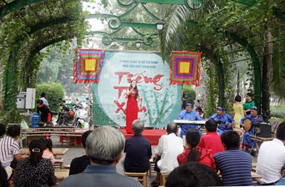 A show of don ca tai tu performed by the HCM City Youth Cutural House’s Don ca tai tu club is organized at Tao Dan Park. Young artist Truong The Thanh, 11, of Binh Chanh District’s Don ca tai tu club in HCM City. A performance of don ca tai tu by HCM City’s artists in China International mass media companies filiming a show of don ca tai tu.