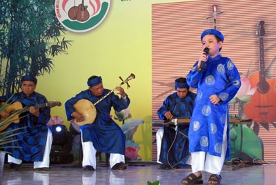 Young artist Truong The Thanh, 11, of Binh Chanh District’s Don ca tai tu club in HCM City. A performance of don ca tai tu by HCM City’s artists in China International mass media companies filiming a show of don ca tai tu.