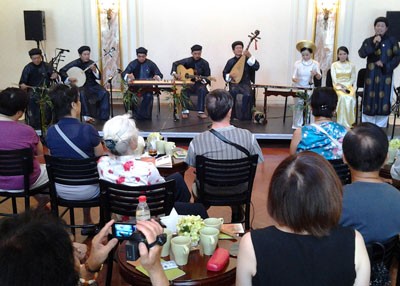 A performance of don ca tai tu by HCM City’s artists in China International mass media companies filiming a show of don ca tai tu.