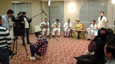 International mass media companies filiming a show of don ca tai tu.