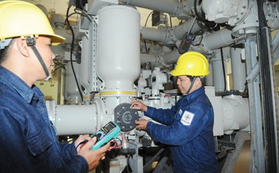 Maintenance workers from HCMC Power Corporation at Thi Nghe transmission station in HCMC (Photo: SGGP)