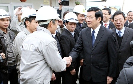 President Truong Tan Sang meets engineers and workers at the Ha Noi Support Industry Park in Phu Xuyen District yesterday. — VNA/VNS Photo Nguyen Khang