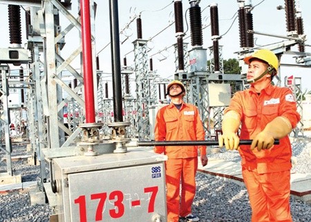 Workers operate an electricity system in Ha Noi's Hoai Duc District. State-owned enterprises expect the State to be the majority share-holder in the businesses. — VNA/VNS Photo Ngoc Ha