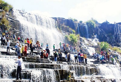 Hundreds of couples pray for their love at Pongour waterfall (Photo:SGGP)