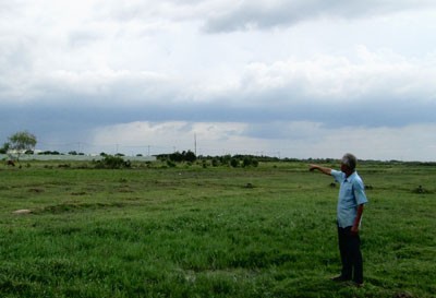 A man on his former land which has been withdrawn for Dong Nam Industrial Zone projects in Cu Chi District in HCMC. The area is vacant because the project has not started construction. (Photo: SGGP)