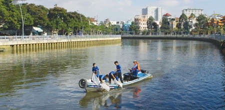 Young people released fish into Nhieu Loc - Thi Nghe Canal to celebrate World Environment Day last June. The canal, which used to suffer from high levels of pollution, was revived by a environmental sanitation project. The city now is seeking funds to continue the second phase of the project to restore the basin. — VNA/VNS Photo Thanh Vu