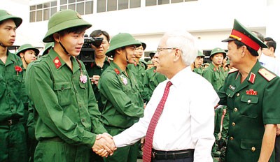 Chairman of HCM City People’s Committee Le Hoang Quan congratulate the recruits.