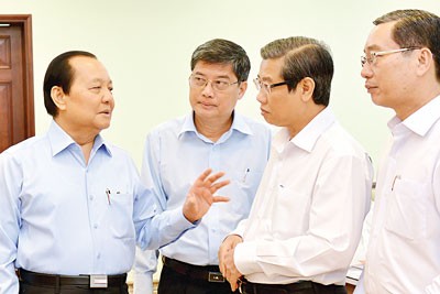 Secretary of the Party Committee of Ho Chi Minh City Le Thanh Hai meets participants at the congress.