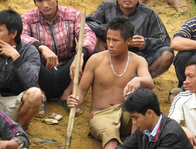 Nguyen Quang Huy (middle) and group of friends are discoverer of the sua tree