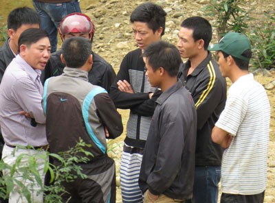 Sua timber baron (left) negotiating to buy the tree Military and police forces hold spectators back Some men trying to take sua timbers