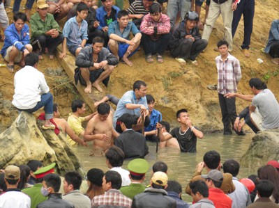 Some men trying to take sua timbers