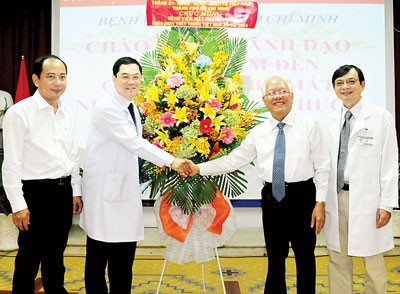 Chairman Le Hoang Quan (R, 2nd ) greets doctors at HCMC Eye Hospital on Vietnam Doctors’ Day--February 27 (Photo: SGGP)