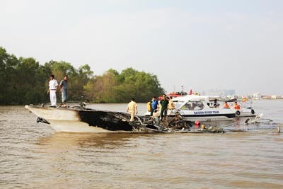 Vina Express 01 sinking on Saigon River after catching fire on February 20 (Photo: SGGP)
