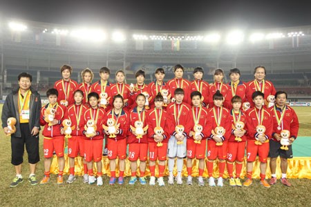 The Vietnamese women's football team wins a silver medal at 27th SEA Games. (Photo: SGGP)