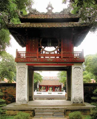 Văn miếu - Quốc Tử Giám, trường đại học đầu tiên của Việt Nam.