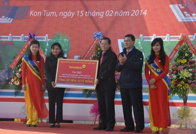 Ban Tổ chức Chương trình “Nghĩa tình Trường Sơn” Báo SGGP và VietinBank trao bảng tượng trưng tiền tài trợ cho lãnh đạo UBND tỉnh Kon Tum.