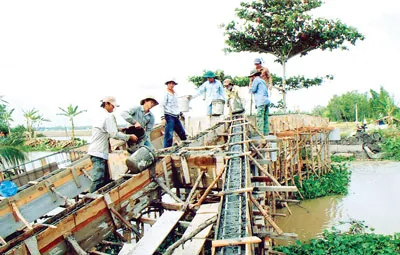 Xây dựng cầu giao thông nông thôn tại huyện Phước Long, Bạc Liêu. Ảnh: Song Hỷ