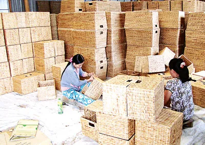 Cơ sở sản xuất giỏ lục bình xuất khẩu ở Bến Tre. Ảnh: THANH VŨ