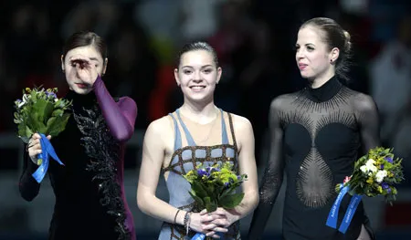 Adelina Sotnikova tươi tắn trên bục nhận thưởng.