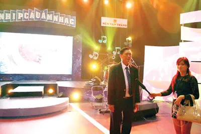 Một tiết mục trong chương trình Nhịp cầu âm nhạc được phát trực tiếp trên HTV9 ngày 23-2-2014.