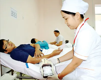 Nhân viên y tế tại trung tâm chia ca làm việc suốt tuần, sẵn sàng tiếp nhận nguồn máu hiến nhân đạo.