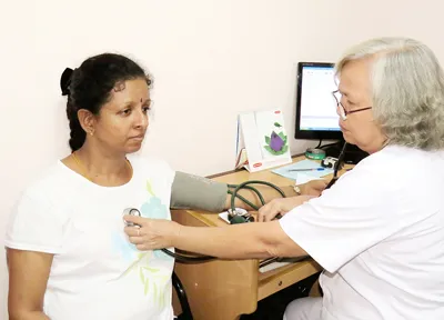 Người nước ngoài làm việc tại TPHCM tham gia hiến máu nhân đạo.