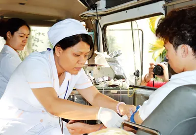 Nhân viên y tế luôn có sự tập trung cao.