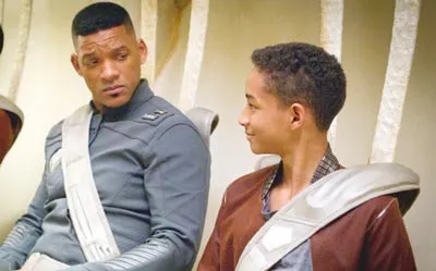 Will Smith và Jaden Smith trong phim "After Earth"