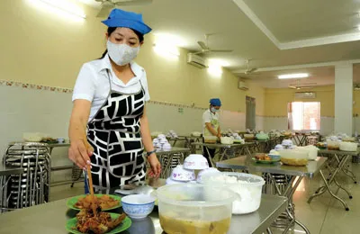 Chuẩn bị bữa ăn cho bộ đội.