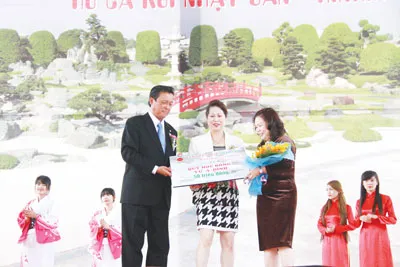 Ông Ngô Chánh - GĐ Công ty Tùng Vinh đã tặng 50 triệu đồng cho Qũy học bổng Vừ A Dính.