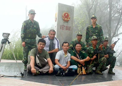 Đạo diễn Phan Tô Hoài (ngồi hàng sau, thứ 2 từ trái qua) cùng các chiến sĩ biên phòng.