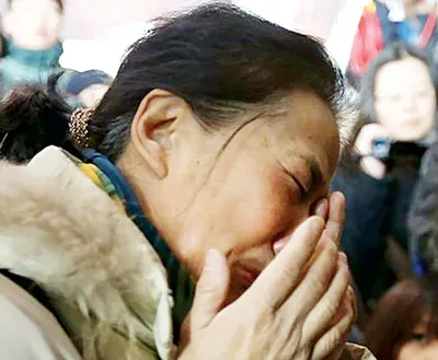 Thân nhân hành khách trên chuyến bay bị mất liên lạc òa khóc tại sân bay Bắc Kinh.