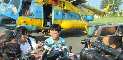 Đại tá Trần Văn Quang (áo xanh) trả lời phỏng vấn của giới báo chí.