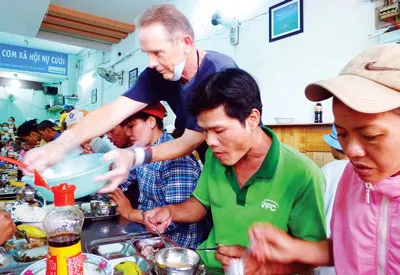 Ông Tây chạy bàn tại quán cơm Nụ Cười