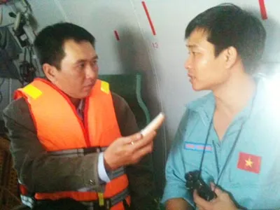 Phóng viên báo SGGP tác nghiệp trên máy bay.