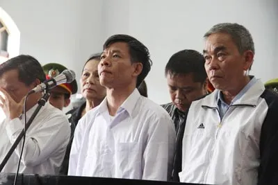Vũ Việt Hùng (giữa) bị tuyên án tử hình