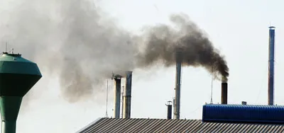 Xả khói gây ô nhiễm môi trường từ nhà máy trong một khu công nghiệp ở TPHCM.