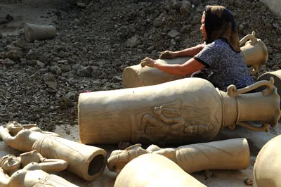 Hoàn thiện sản phẩm trước khi nung.